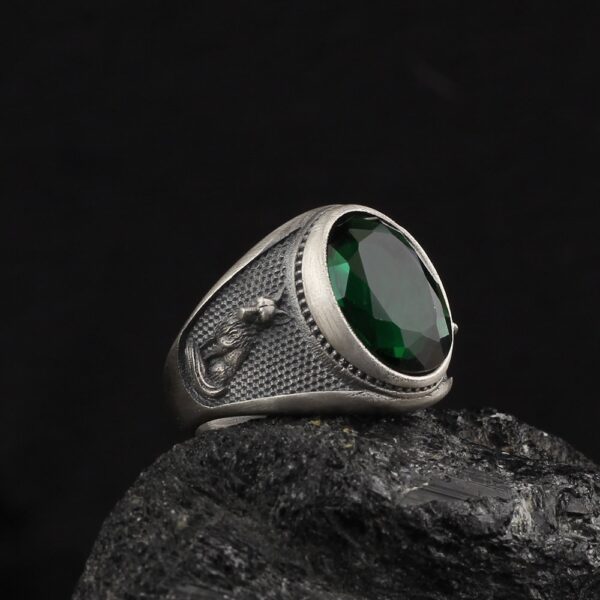 the emerald fox ring sterling silver is a product of high class craftsmanship and intricate designing. it's solid structure makes it a perfect piece to use as an everyday jewelry to elevate your style.