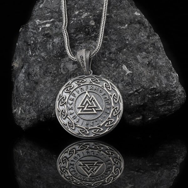 the valknut necklace is a product of high class craftsmanship and intricate designing. it's solid structure makes it a perfect piece to use as an everyday jewelry to elevate your style. espada silver