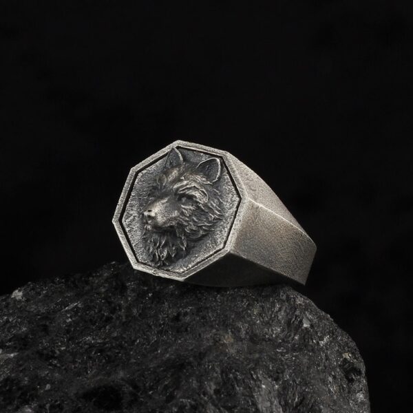 the wolf signet ring is a product of high class craftsmanship and intricate designing. it's solid structure makes it a perfect piece to use as an everyday jewelry to elevate your style. espada silver