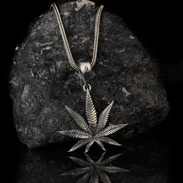 the stoner necklace sterling silver is a product of high class craftsmanship and intricate designing. it's solid structure makes it a perfect piece to use as an everyday jewelry to elevate your style. espada silver