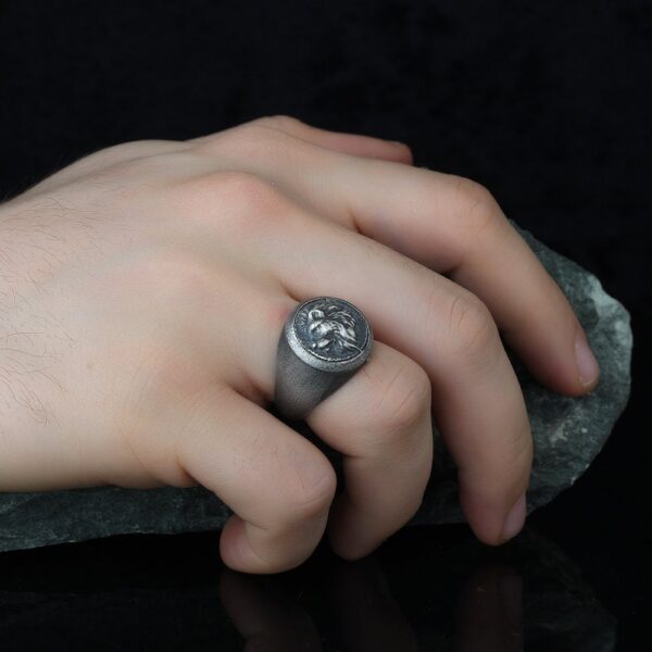 the lion pinky ring is a product of high class craftsmanship and intricate designing. it's solid structure makes it a perfect piece to use as an everyday jewelry to elevate your style. espada silver