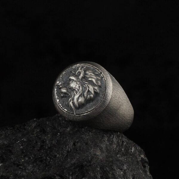the lion pinky ring is a product of high class craftsmanship and intricate designing. it's solid structure makes it a perfect piece to use as an everyday jewelry to elevate your style. espada silver