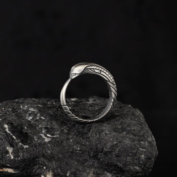 the alien wedding ring is a product of high class craftsmanship and intricate designing. it's solid structure makes it a perfect piece to use as an everyday jewelry to elevate your style. espada silver