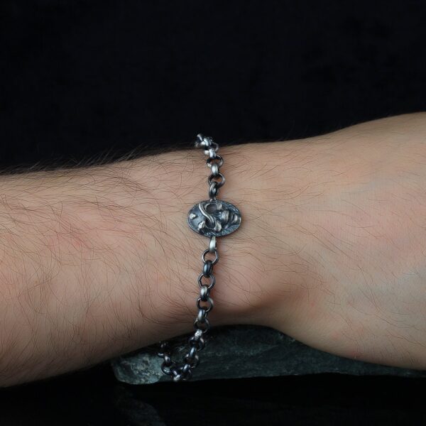 the skull bracelet sterling silver is a product of high class craftsmanship and intricate designing. it's solid structure makes it a perfect piece to use as an everyday jewelry to elevate your style. espada silver