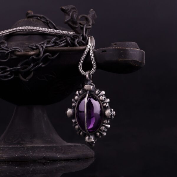 the amethyst skull silver necklace is a product of high class craftsmanship and intricate designing. it's solid structure makes it a perfect piece to use as an everyday jewelry to elevate your style. espada silver