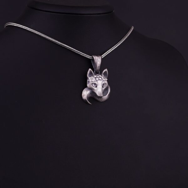 the white fox necklace is a product of high class craftsmanship and intricate designing. it's solid structure makes it a perfect piece to use as an everyday jewelry to elevate your style. espada silver