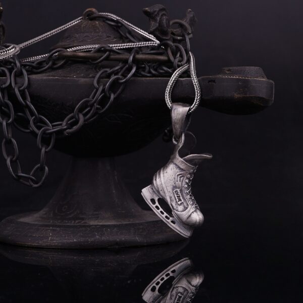 the skating boot necklace is a product of high class craftsmanship and intricate designing. it's solid structure makes it a perfect piece to use as an everyday jewelry to elevate your style. espada silver