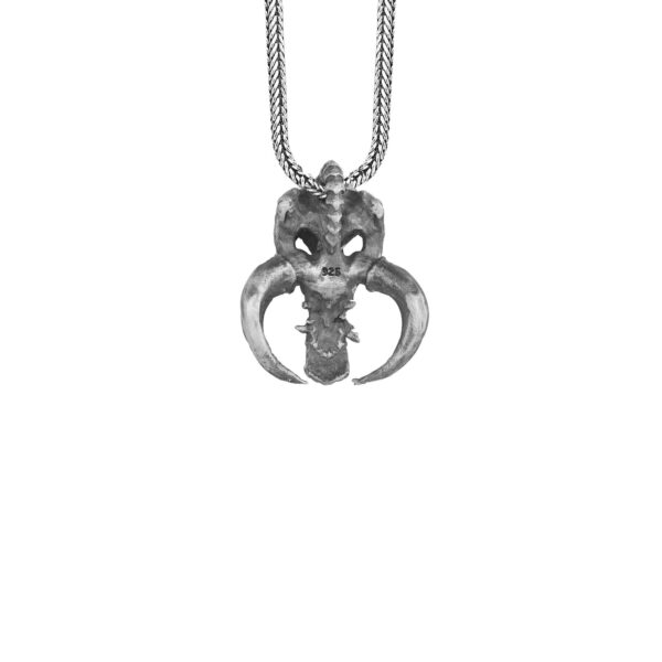 the predator skull necklace is a product of high class craftsmanship and intricate designing. it's solid structure makes it a perfect piece to use as an everyday jewelry to elevate your style. espada silver