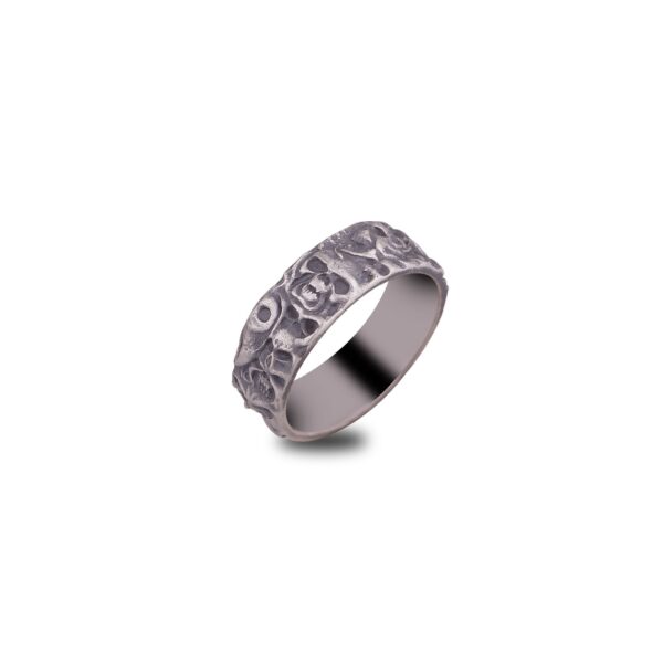 the spirit ring is a product of high class craftsmanship and intricate designing. it's solid structure makes it a perfect piece to use as an everyday jewelry to elevate your style. espada silver