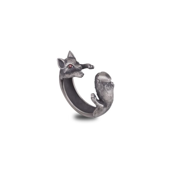 the silver fox ring is a product of high class craftsmanship and intricate designing. it's solid structure makes it a perfect piece to use as an everyday jewelry to elevate your style. espada silver