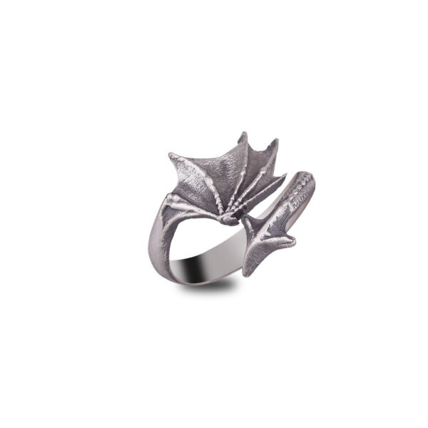 the dragon wing ring is a product of high class craftsmanship and intricate designing. it's solid structure makes it a perfect piece to use as an everyday jewelry to elevate your style. espada silver