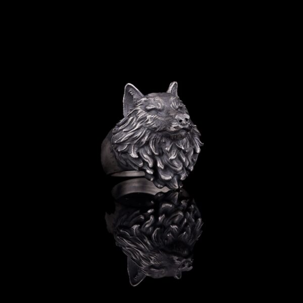 the wolf silver ring is a product of high class craftsmanship and intricate designing. it's solid structure makes it a perfect piece to use as an everyday jewelry to elevate your style. espada silver