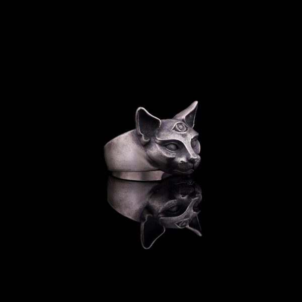 the 3 eyed cat is a product of high class craftsmanship and intricate designing. it's solid structure makes it a perfect piece to use as an everyday jewelry to elevate your style. espada silver