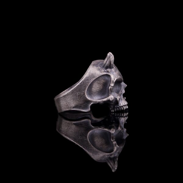 the devil skull is a product of high class craftsmanship and intricate designing. it's solid structure makes it a perfect piece to use as an everyday jewelry to elevate your style. espada silver
