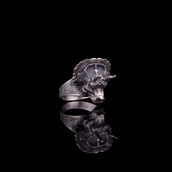 the triceratops ring is a product of high class craftsmanship and intricate designing. it's solid structure makes it a perfect piece to use as an everyday jewelry to elevate your style. espada silver
