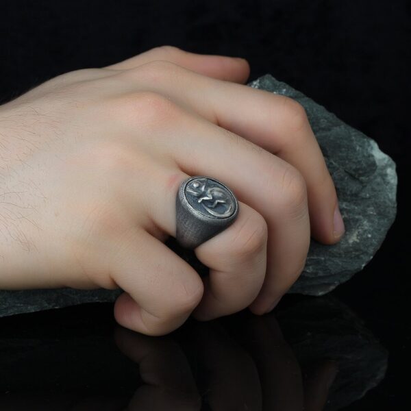 the lizard ring is a product of high class craftsmanship and intricate designing. it's solid structure makes it a perfect piece to use as an everyday jewelry to elevate your style. espada silver