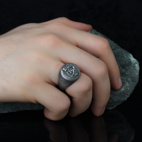 the pirate skull rings is a product of high class craftsmanship and intricate designing. it's solid structure makes it a perfect piece to use as an everyday jewelry to elevate your style. espada silver