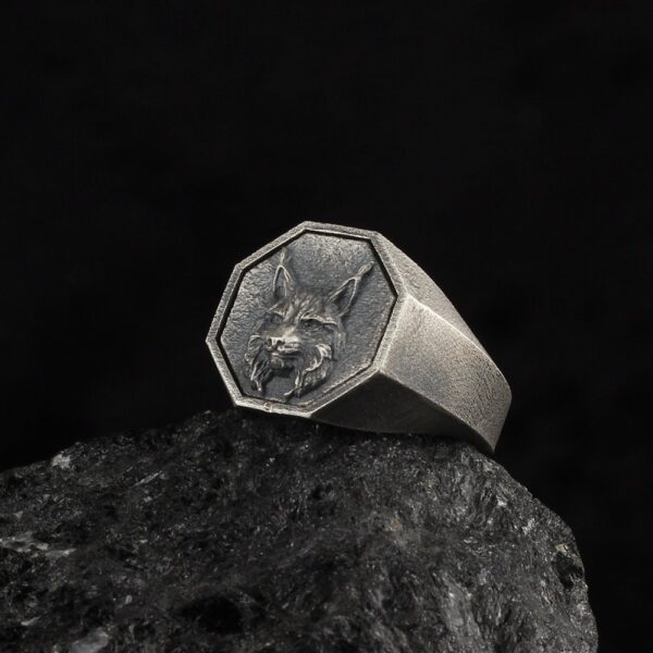 the lynx ring is a product of high class craftsmanship and intricate designing. it's solid structure makes it a perfect piece to use as an everyday jewelry to elevate your style. espada silver
