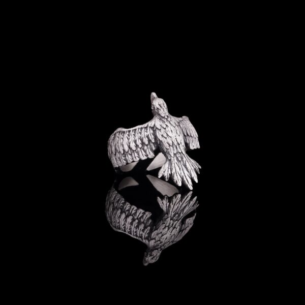 the the crow ring sterling silver is a product of high class craftsmanship and intricate designing. it's solid structure makes it a perfect piece to use as an everyday jewelry to elevate your style. espada silver