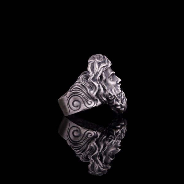 the zeus ring is a product of high class craftsmanship and intricate designing. it's solid structure makes it a perfect piece to use as an everyday jewelry to elevate your style. espada silver