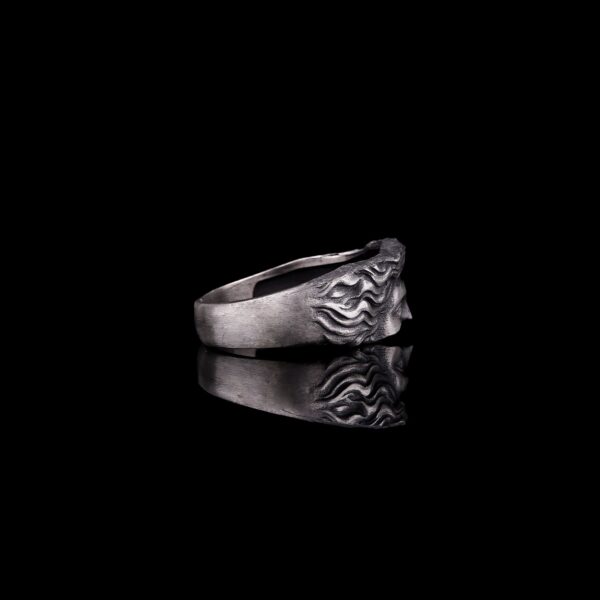 the venus de milo eyes ring is a product of high class craftsmanship and intricate designing. it's solid structure makes it a perfect piece to use as an everyday jewelry to elevate your style. espada silver
