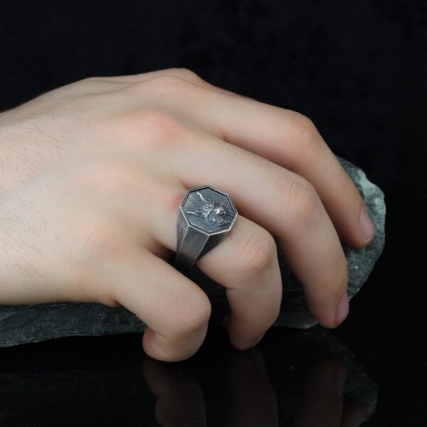 the lynx ring is a product of high class craftsmanship and intricate designing. it's solid structure makes it a perfect piece to use as an everyday jewelry to elevate your style. espada silver
