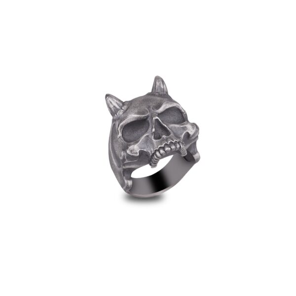 the devil skull is a product of high class craftsmanship and intricate designing. it's solid structure makes it a perfect piece to use as an everyday jewelry to elevate your style. espada silver