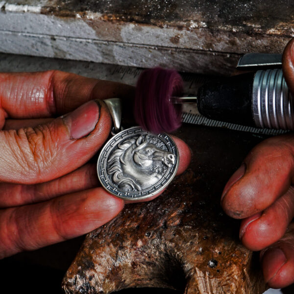 making process of the horse of aragorn necklace