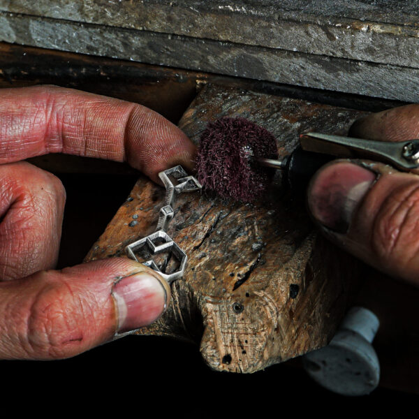 making process of dwarf key of erebor necklace